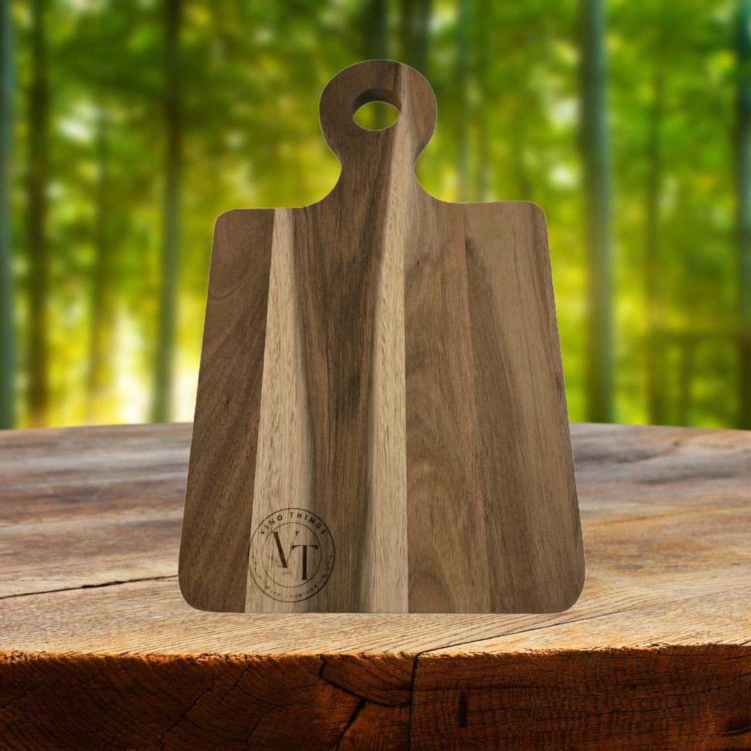 Oak Cutting Board with Handle and Engraved "Wine & Cheese" Design – Stylish and Functional Kitchen Décor for Serving and Prep
